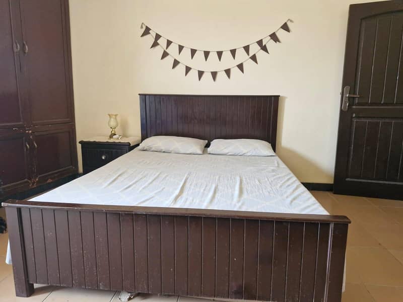 Double Bed with one Side table 0