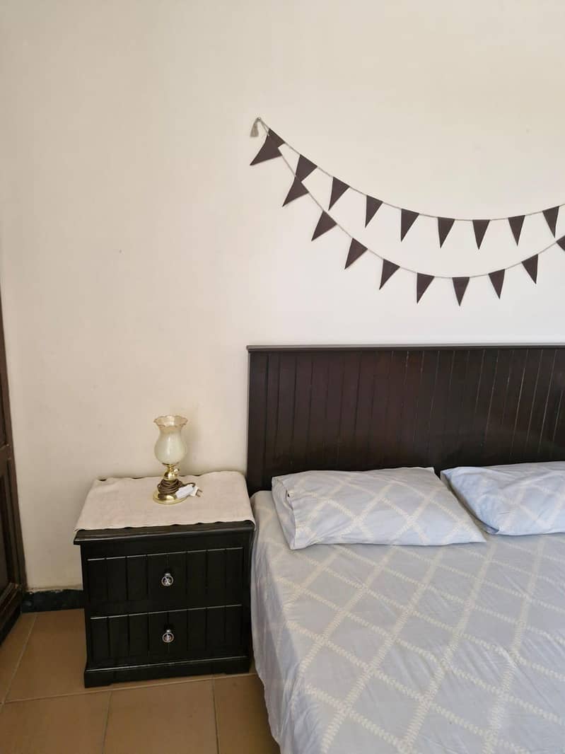 Double Bed with one Side table 4