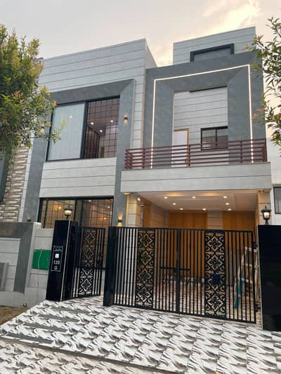 Hot Deal! Brand New 5 Marla Luxury House for Sale Near To Park in Bahria Orchard Phase 2 Raiwind Lahore