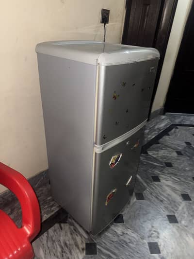 FRIDGE AND REFRIGERATOR