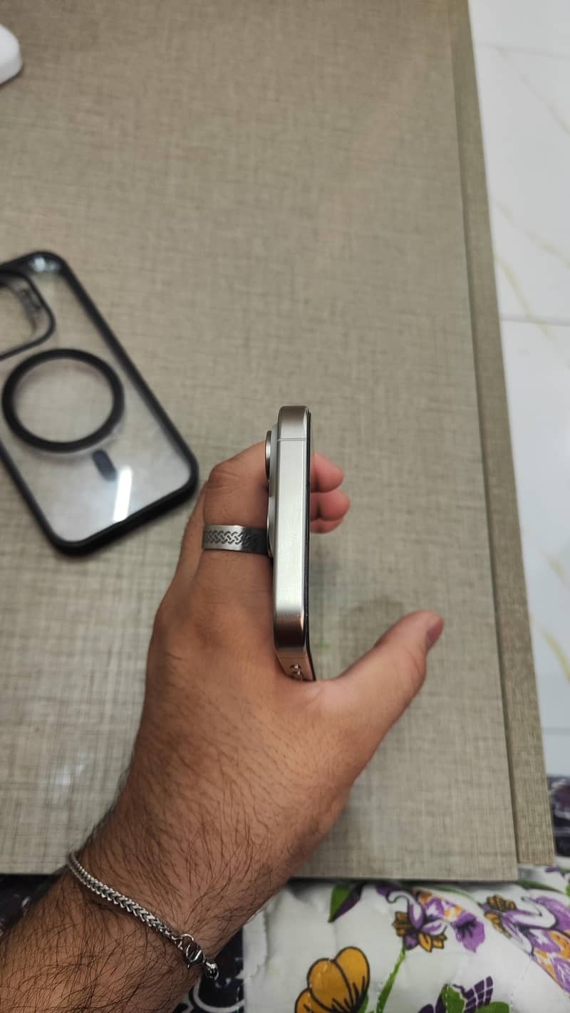 IPHONE 15 PRO 1