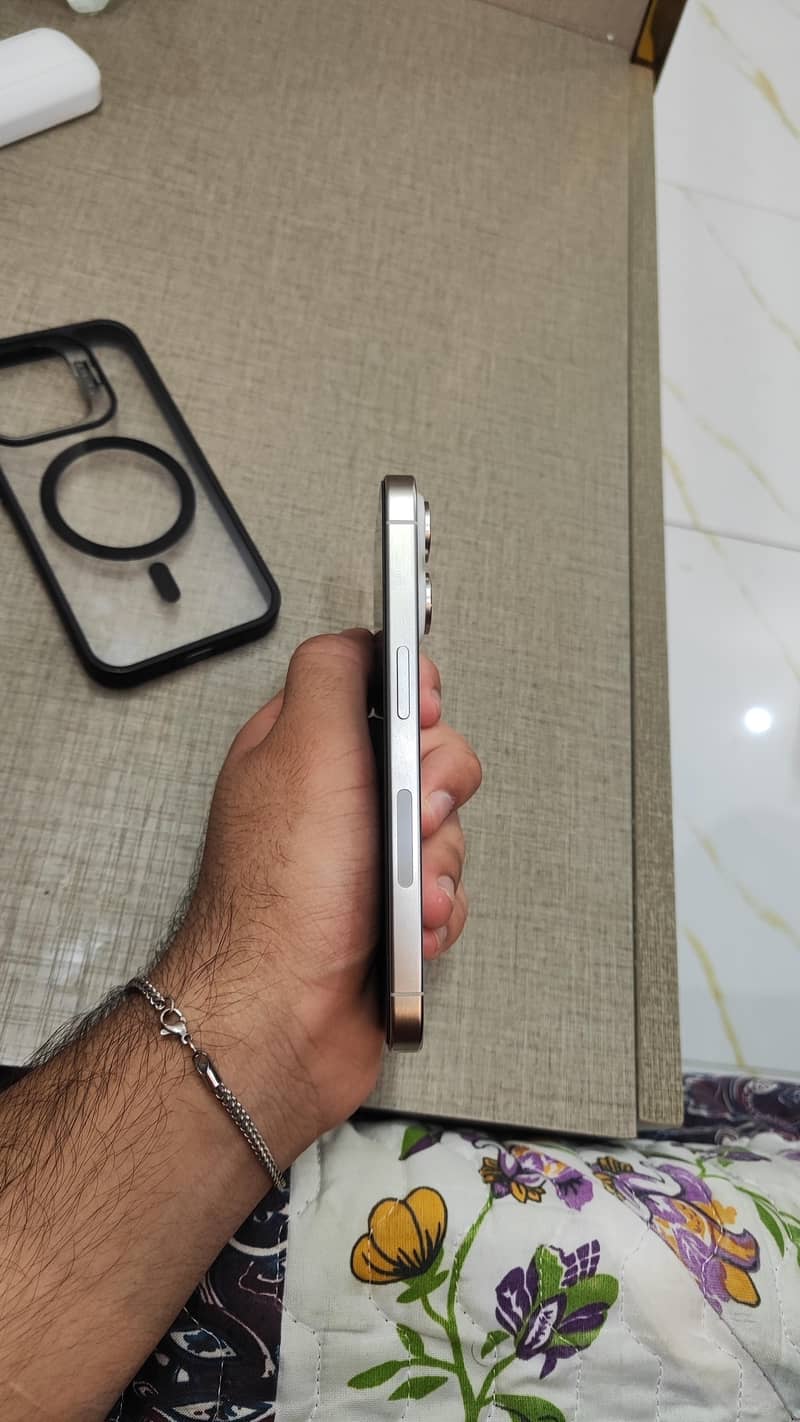 IPHONE 15 PRO 4