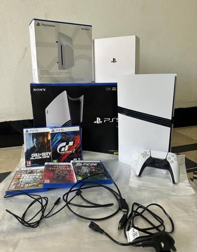 PS5 pro 2 controllers with disc drive with box 5games urgent sale
