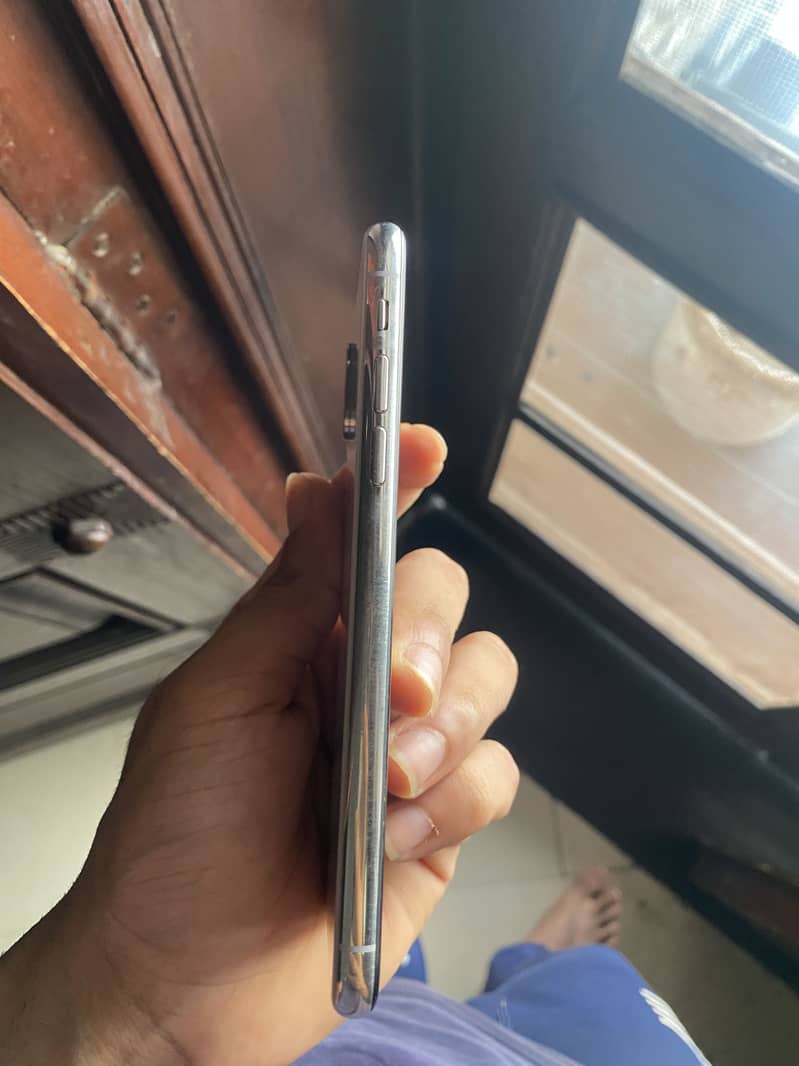 Apple iPhone XS 3