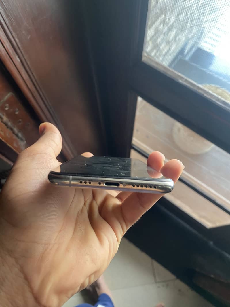 Apple iPhone XS 4