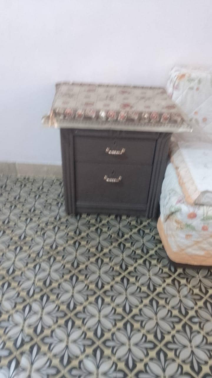 Bad side table big size 1