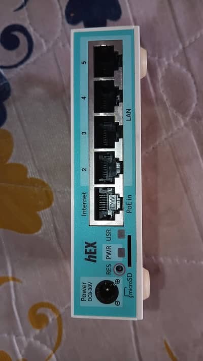 MicroTik RB-750Gr3 Router