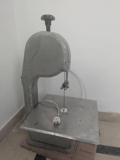 Meat cutting machine
