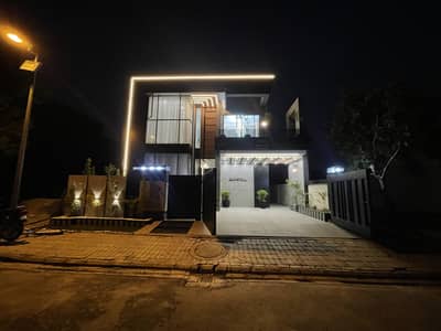 10 Marla vip house for sale in Bahria Town Lahore