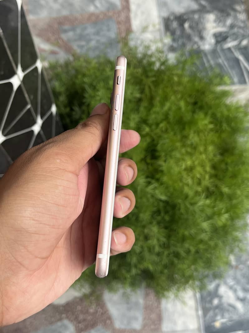 Apple iPhone 7 2