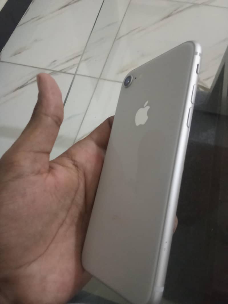 Apple iPhone 8 3