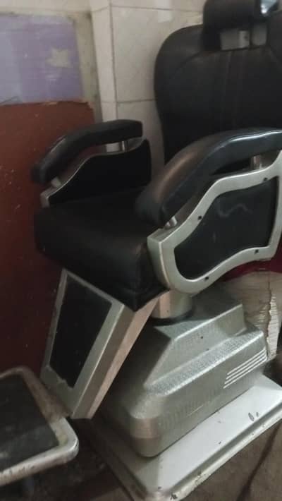 polar chair and venity