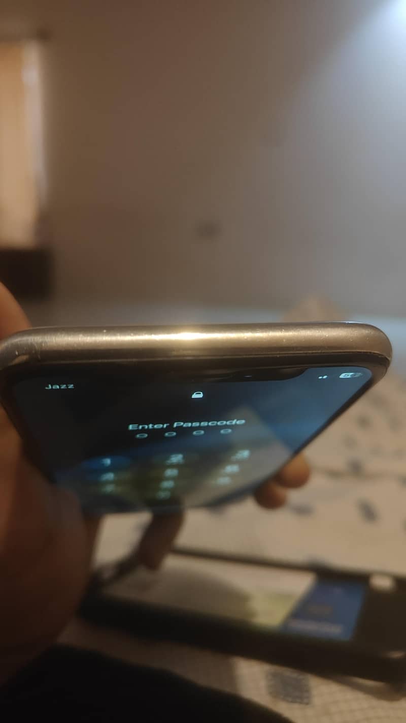 Apple iPhone X 4