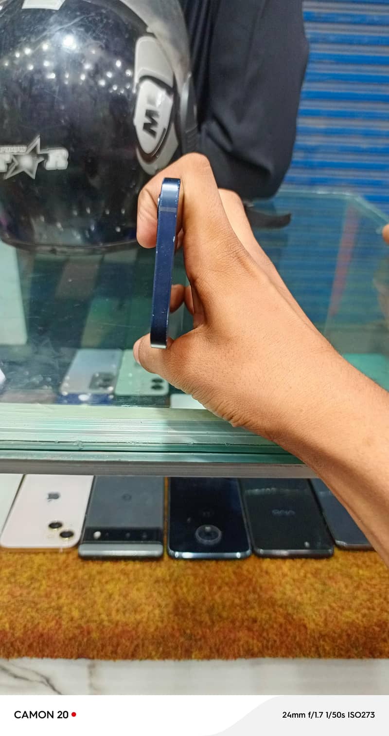Apple iPhone 12 4