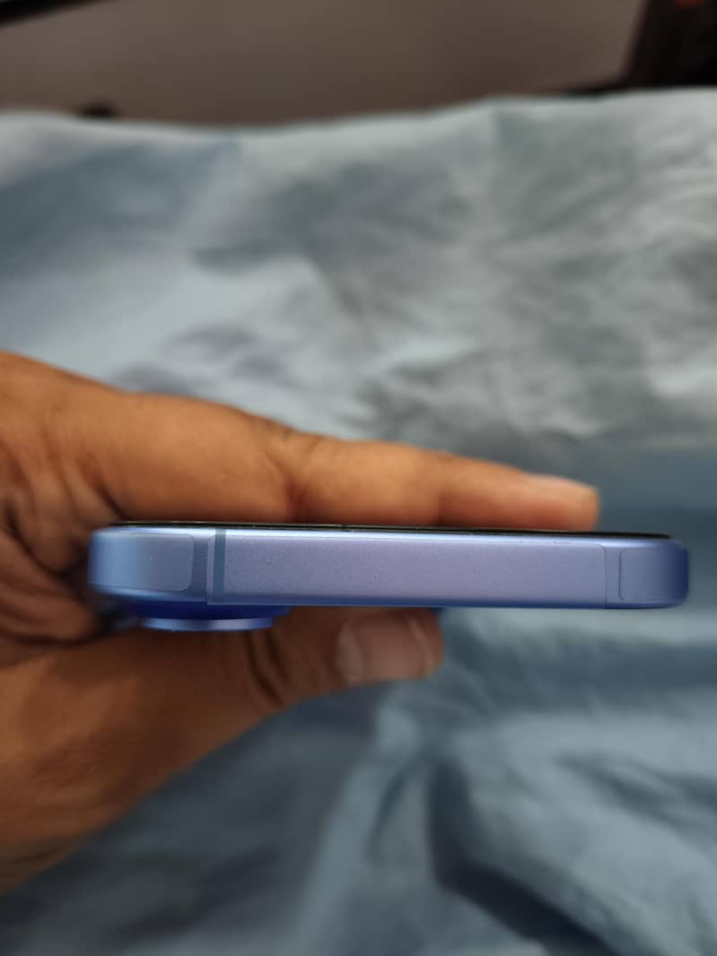 Apple iPhone 16 4