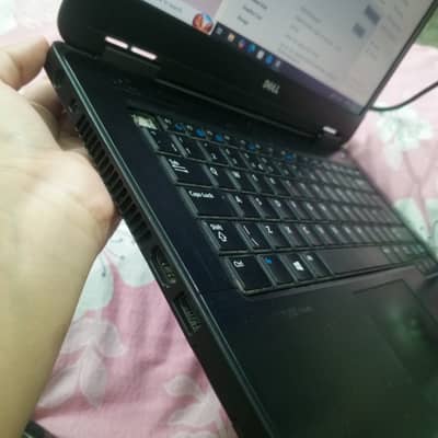 Intel core i3, 4 GB RAM , 238 GB SDD , 466 HDD