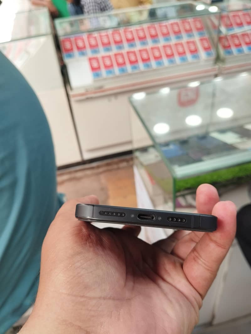Apple iPhone 16 Pro Max 0