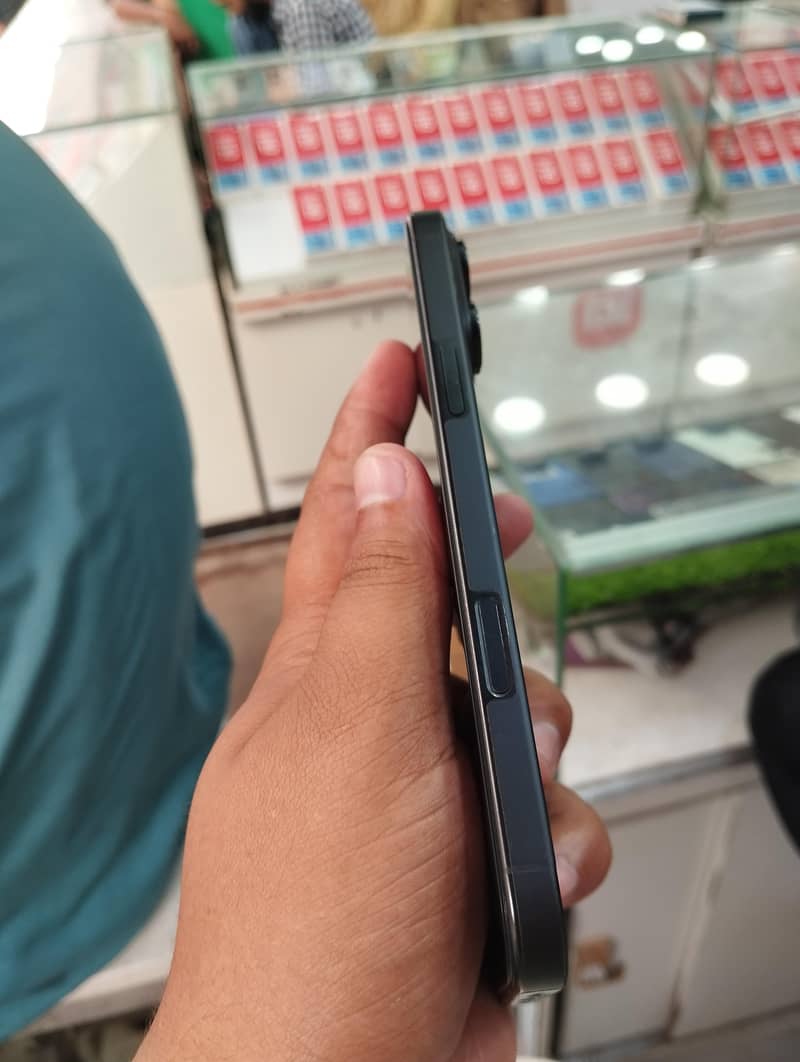 Apple iPhone 16 Pro Max 1