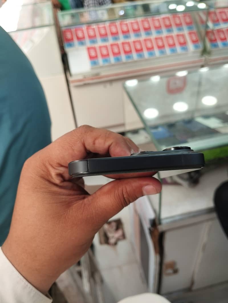 Apple iPhone 16 Pro Max 2