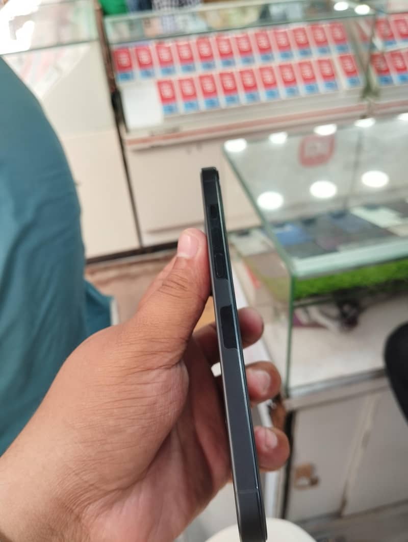Apple iPhone 16 Pro Max 4