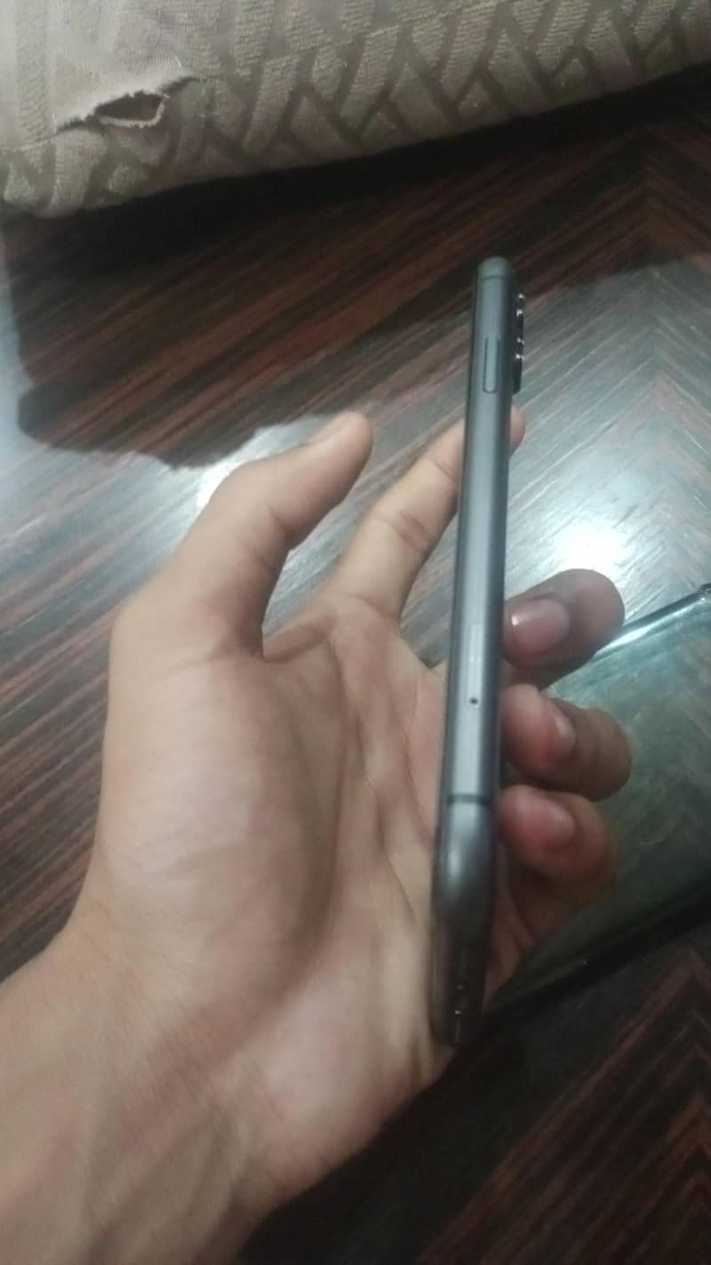 Apple iPhone 11 4
