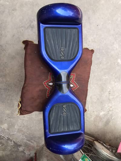 hover board blue colour in working condition with charger  read add