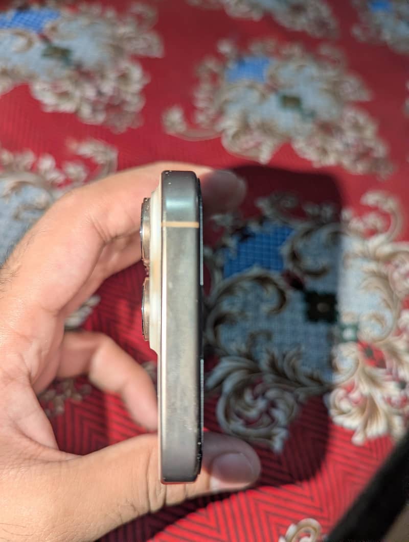 Apple iPhone 16 Pro 1
