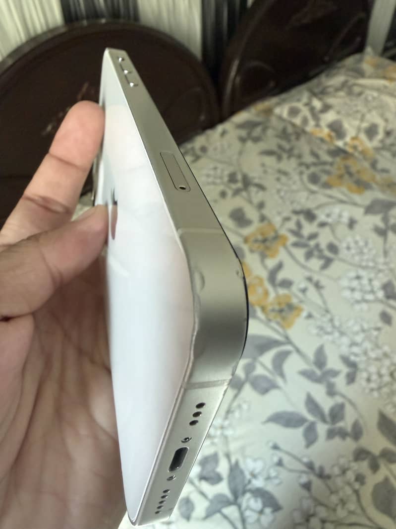 Apple iPhone 12 4