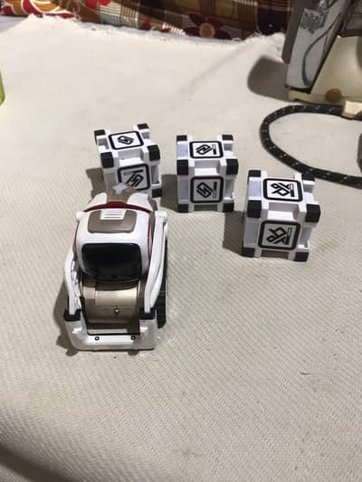 Anki Cozmo robot full set in working condition read add