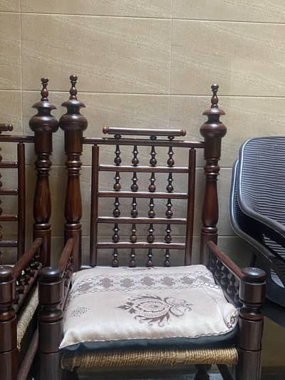 4 PCs wooden chairs