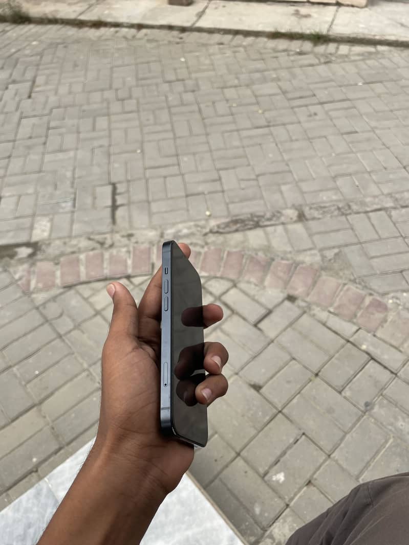 Apple iPhone 13 5