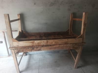 larki k 2 pahty or 2 bench bohat new condition ma hay
