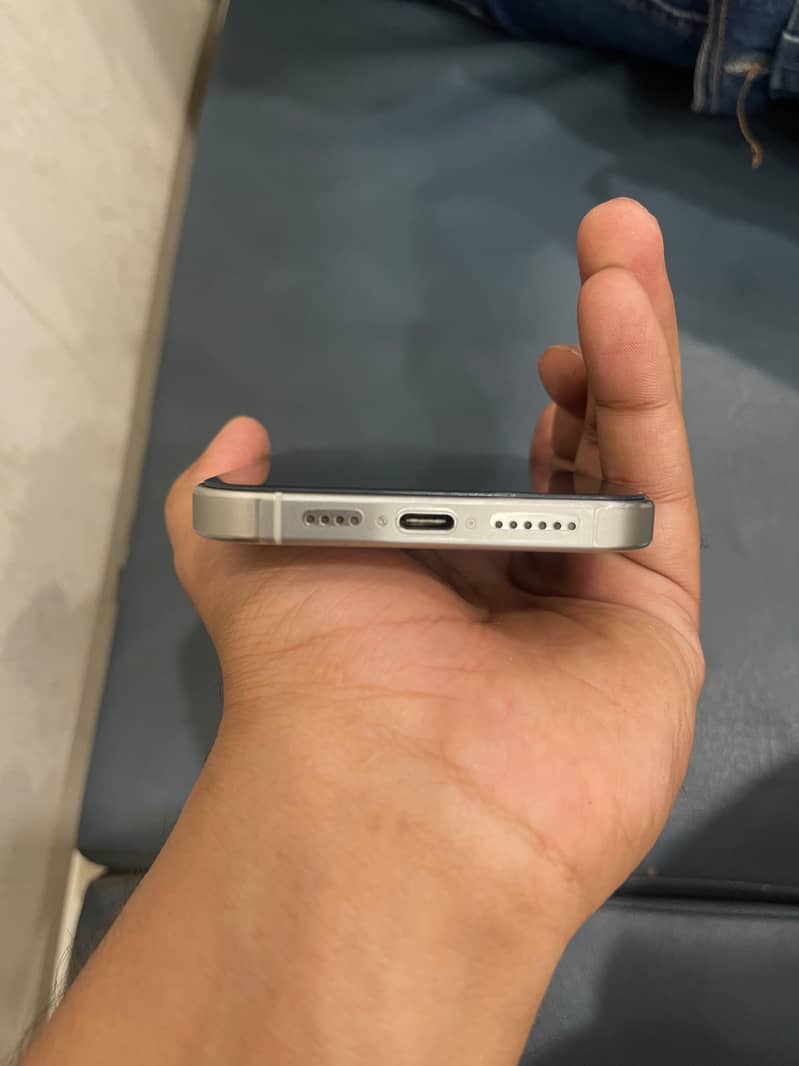 Apple iPhone 15 Pro Max 4