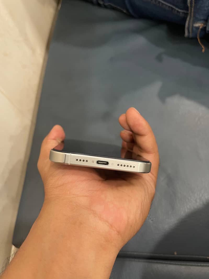Apple iPhone 15 Pro Max 9
