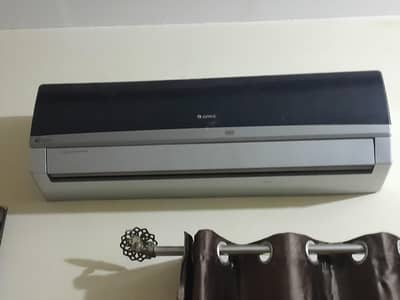 gree1.5 ton dc inverter ac split ac  used ac