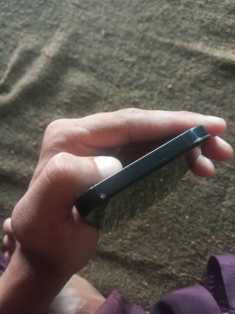 Apple iPhone 12 4