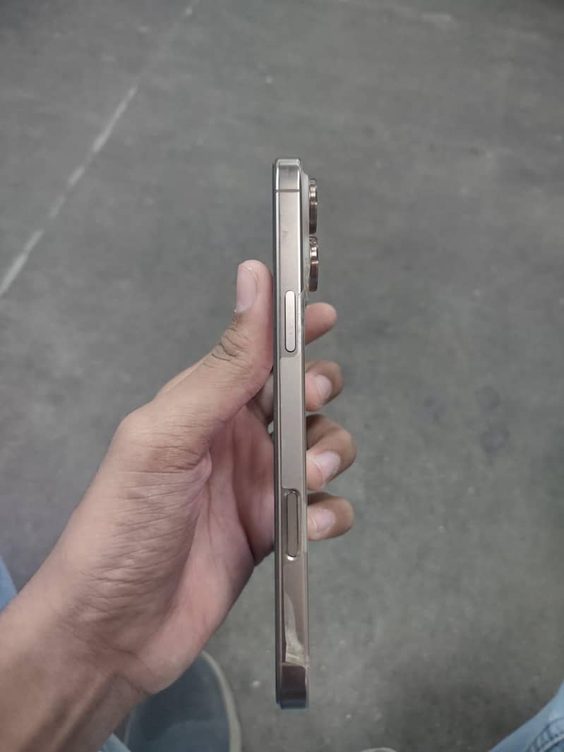 Apple iPhone 16 Pro Max 2