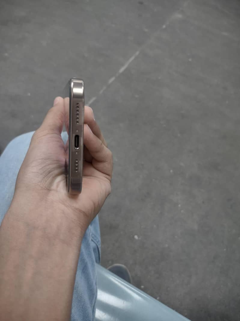 Apple iPhone 16 Pro Max 4