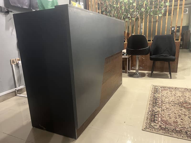 Reception table 0