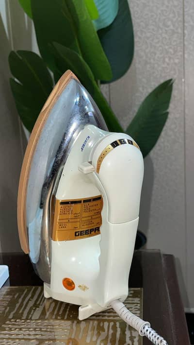 Geepas Iron (Istri)
