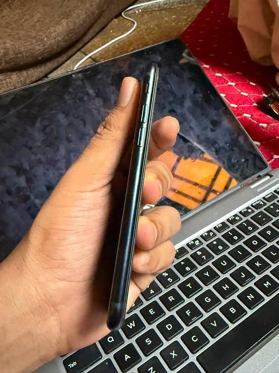 Apple iPhone SE 2023 4