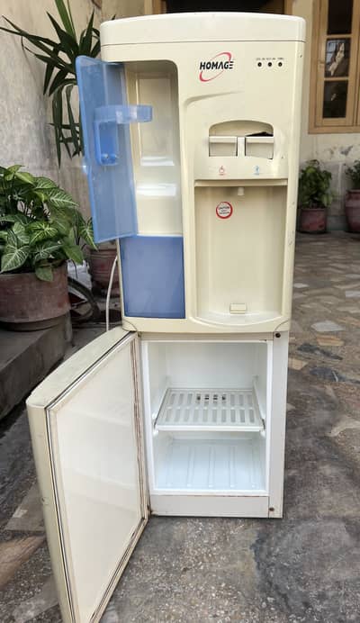 Homage water dispenser