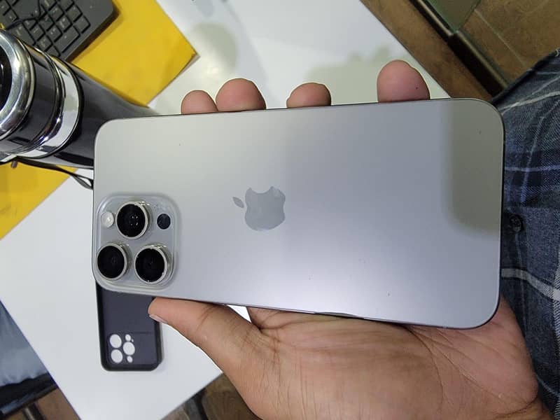 iphone 15 pro max 4