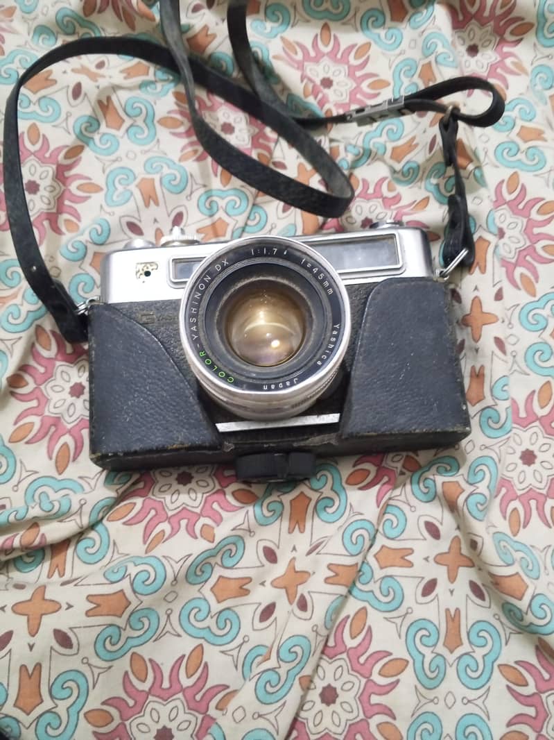 antique camera 0