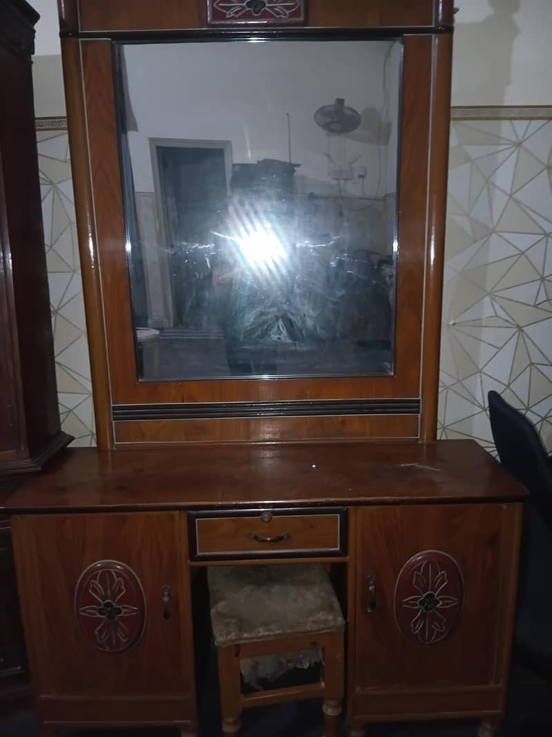 Bed, Side tabe and Dressing table 3