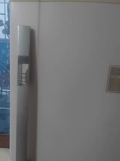 one hand used home fridge, urgent sell for serious buyers