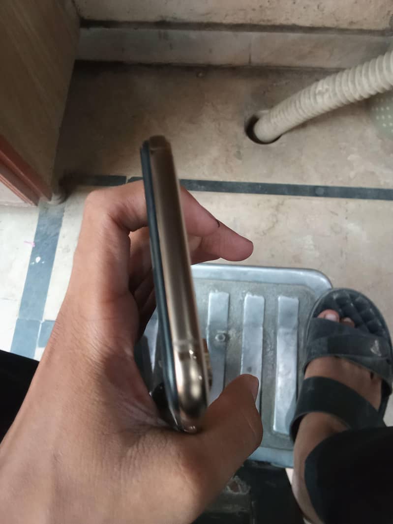 Apple iPhone XS Max 4