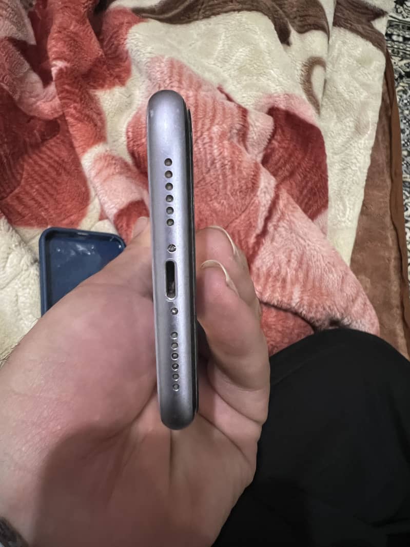 Apple iPhone 11 3