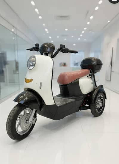 Scooty Three wheel bast three wheel in Pakistan