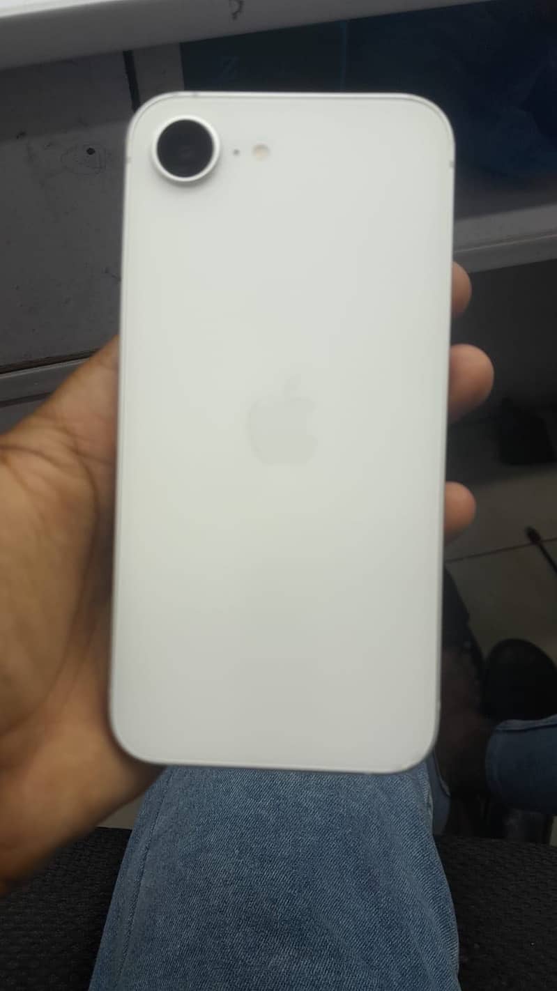 Apple iPhone 16e 1